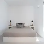 Thiro Santorini Vila *